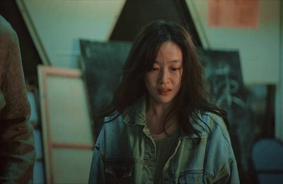 刘美含主演电影《逆行人生》正在热映 首挑母亲角色反差感十足